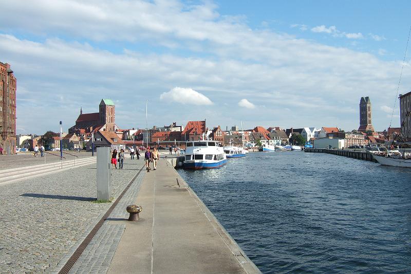 2009-08- (495).JPG - Blick vom Hafen in die Altstadt: Links die St. Nikolaikirche - rechts der Turm der Marienkirche